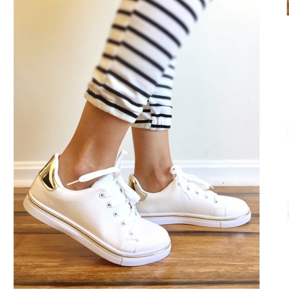 🎉HP🎉 Lace up sneakers LAST SIZE 6 - Picture 2 of 6